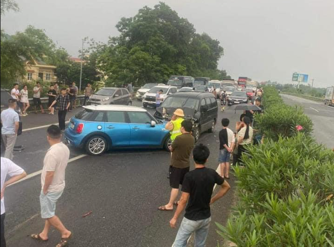 Tai nan lien hoan giua 6 xe o to tren cao toc Ha Noi - Lao Cai - Hinh anh 1