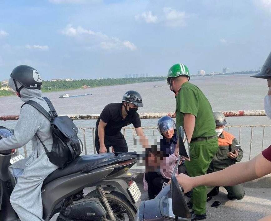 Canh sat giao thong ngan nguoi phu nu nhay cau tai Ha Noi - Hinh anh 1