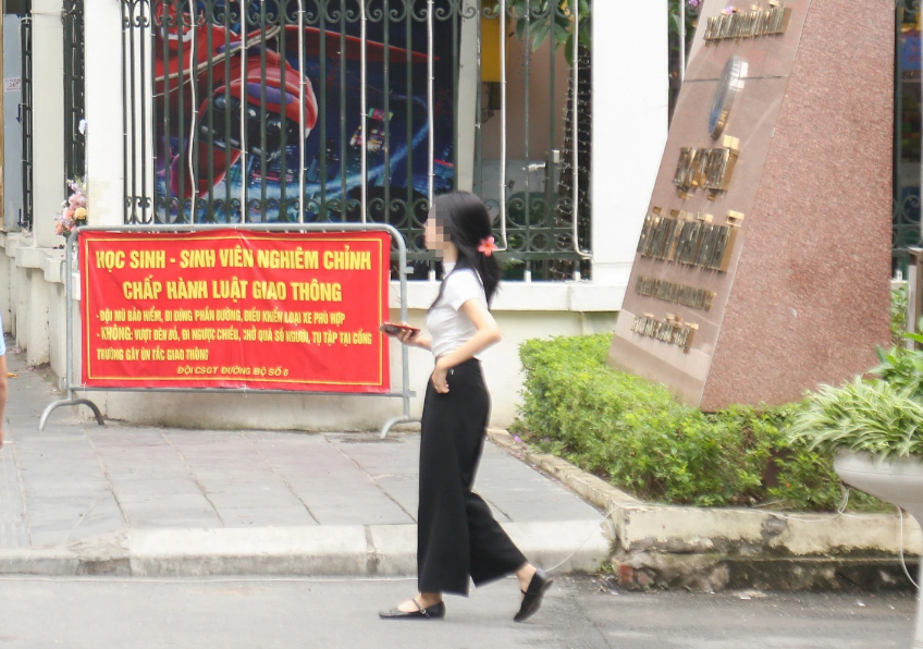 Ha Noi: nguoi di bo ngo ngang khi bi goi lai xu phat - Hinh anh 2