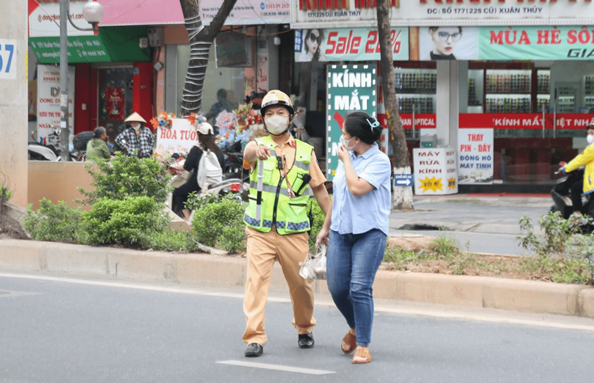 Ha Noi: nguoi di bo ngo ngang khi bi goi lai xu phat - Hinh anh 1