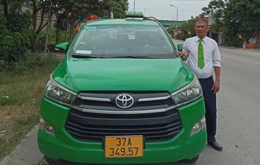 Tai xe taxi tra lai lac tay vang cho khach lam roi - Hinh anh 1