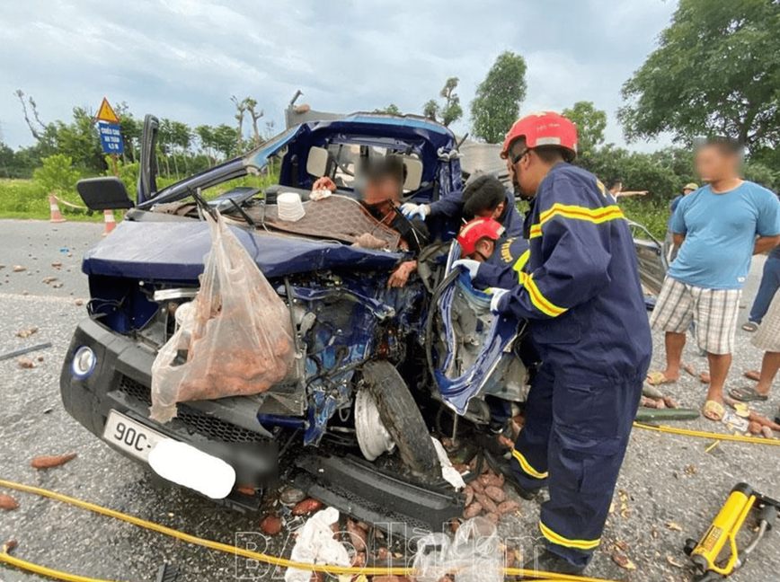 Giai cuu kip thoi nguoi mac ket do tai nan giao thong - Hinh anh 1