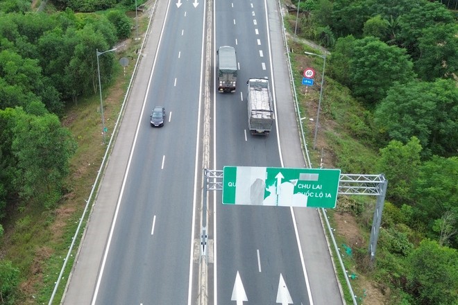 VEC thong tin ve bien bao tren cao toc Da Nang - Quang Ngai bi bong troc - Hinh anh 1