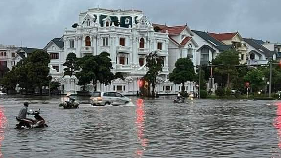 Hai Phong: mua lon keo dai, nhieu tuyen pho thanh song - Hinh anh 2