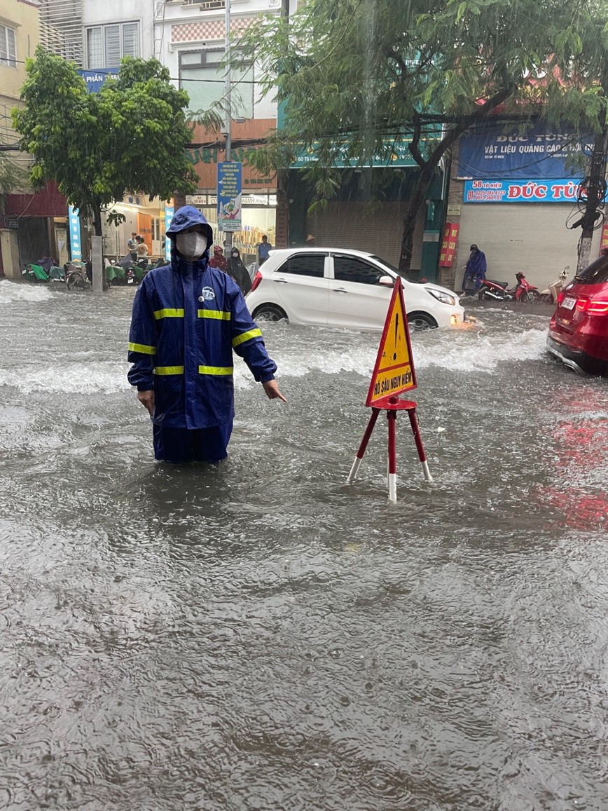 Hai Phong: mua lon keo dai, nhieu tuyen pho thanh song - Hinh anh 5