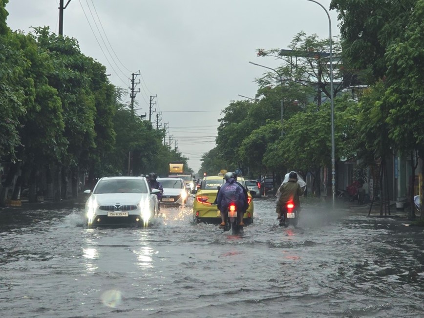 Hai Phong: mua lon keo dai, nhieu tuyen pho thanh song - Hinh anh 3