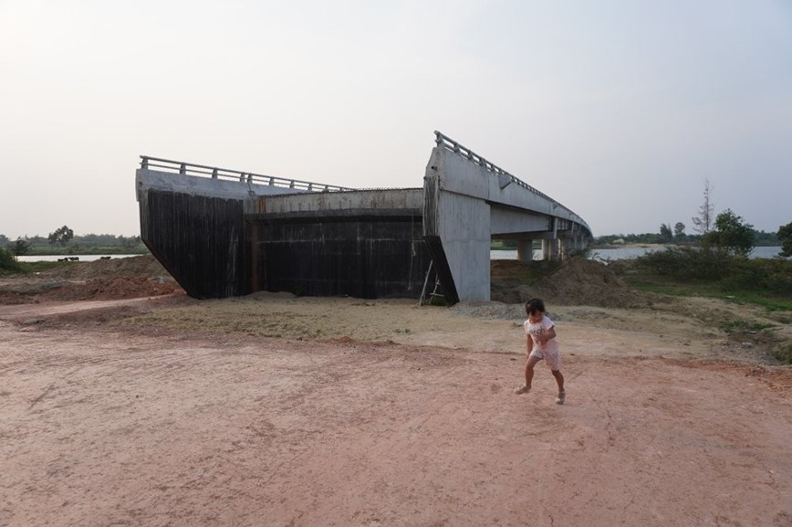 Quang Ngai: du an duong ven bien 2.000 ty dong ngon ngang vi vuong mat bang - Hinh anh 1