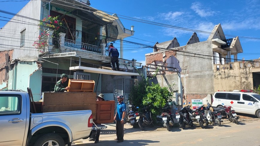 Buoc vao giai doan nuoc rut, nguoi dan don nha “nhuong cho” cho cao toc - Hinh anh 4