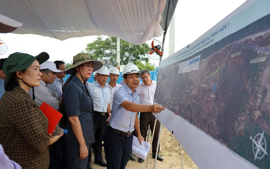 Quang Ngai: du an duong ven bien 2.000 ty dong ngon ngang vi vuong mat bang - Hinh anh 4