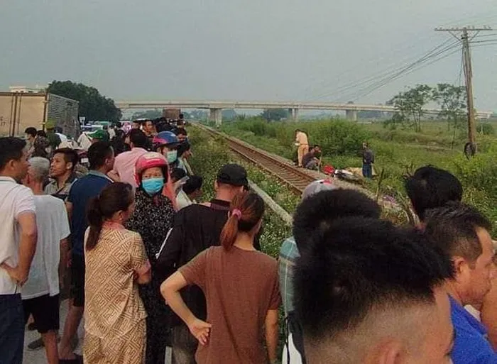 Nguoi dan ong di xe may bi tau tuyen Ha Noi - Hai Phong dam tu vong - Hinh anh 1