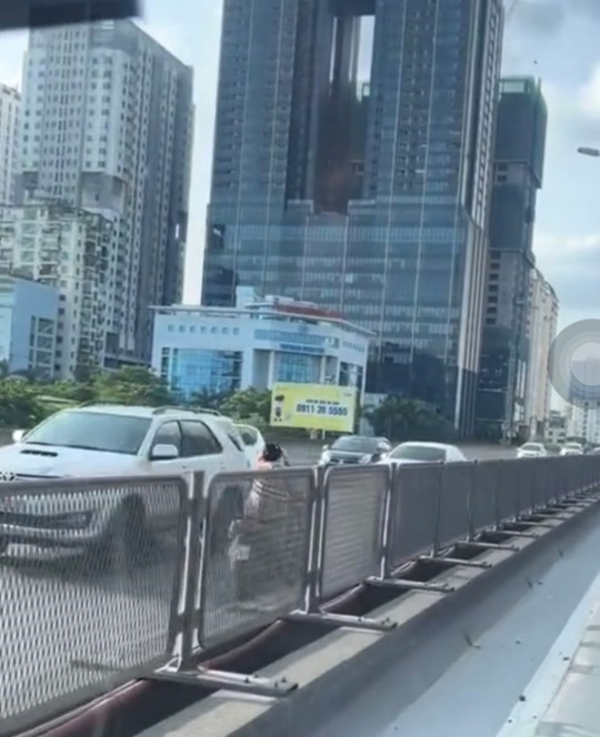 Tim nguoi phu nu di xe may nguoc chieu tren duong vanh dai 3 tren cao - Hinh anh 1