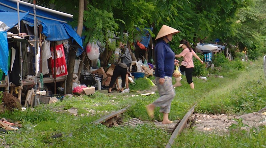 Vi pham hanh lang an toan duong sat: Ke can “tu than” moi ngay - Hinh anh 1