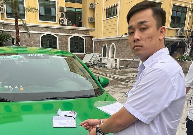 Kiem tra tai xe taxi dung xe tren pho Yen Phu, phat hien hang cam - Hinh anh 1