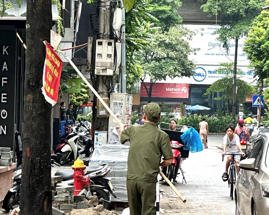 Quan Dong Da ra quan dam bao trat tu do thi tuyen pho Nguyen Van Tuyet - Hinh anh 2