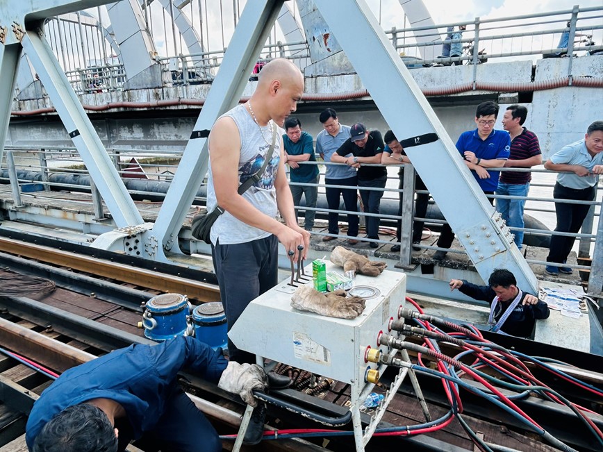 Thong tuyen duong sat Ha Noi - Hai Phong sau su co tau thuy dam thanh cau Quay - Hinh anh 1