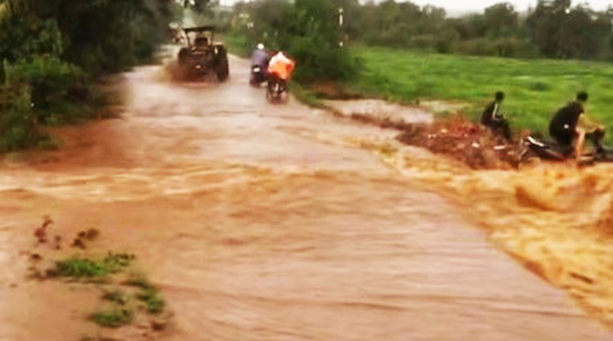 Dak Lak: di lam ray ve bi nuoc lu cuon troi - Hinh anh 1