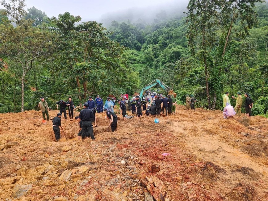 Sat lo dat tai Ha Giang: 13 nguoi thuong vong, tiep tuc tim kiem nguoi bi nan - Hinh anh 4