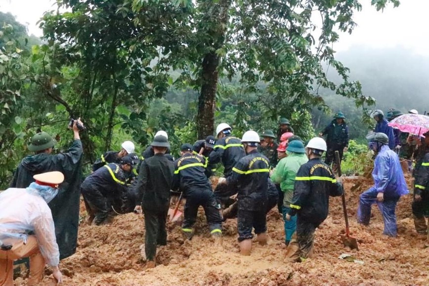 Sat lo dat tai Ha Giang: 13 nguoi thuong vong, tiep tuc tim kiem nguoi bi nan - Hinh anh 3