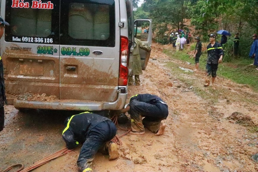 Sat lo dat tai Ha Giang: 13 nguoi thuong vong, tiep tuc tim kiem nguoi bi nan - Hinh anh 1