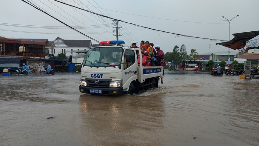 Mua lon keo dai TP Phu Quoc va Rach Gia nhieu noi chim trong bien nuoc - Hinh anh 2