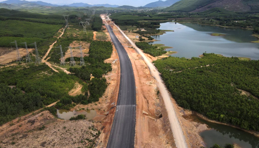 Cao toc qua Ha Tinh, Quang Binh dang dat va vuot tien do de ra - Hinh anh 1