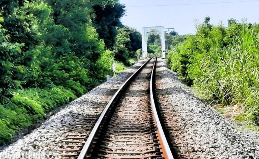 Di bo tren duong sat, thieu nien 15 tuoi bi tau hoa tong tu vong - Hinh anh 1