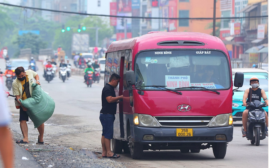 Luat hoa quy dinh giao nhan hang doi voi xe khach - Hinh anh 1