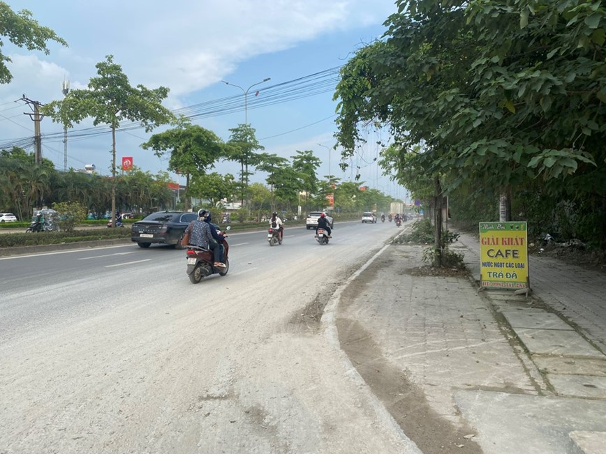 Vi sao bui bay phu trang tren quoc lo 32? - Hinh anh 1