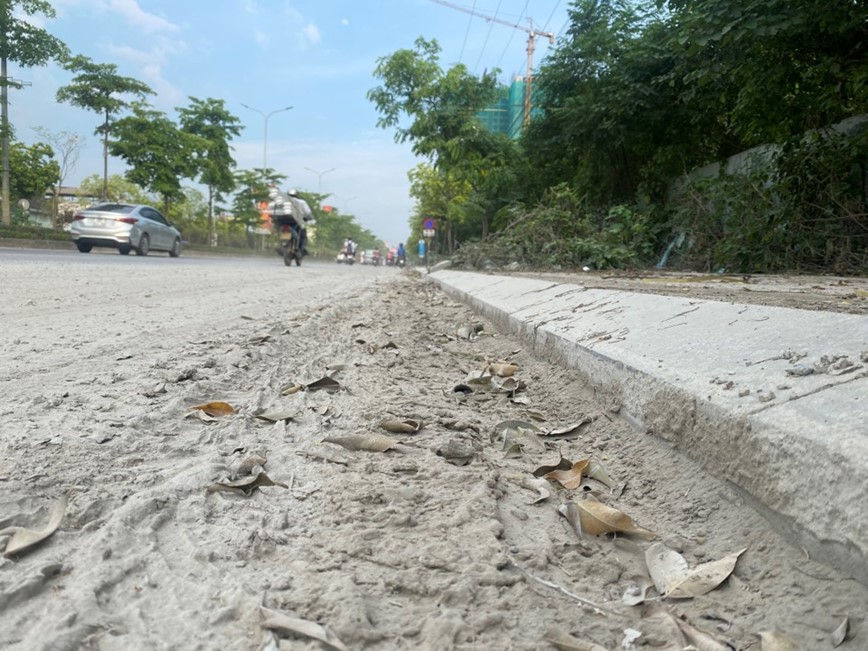 Vi sao bui bay phu trang tren quoc lo 32? - Hinh anh 3