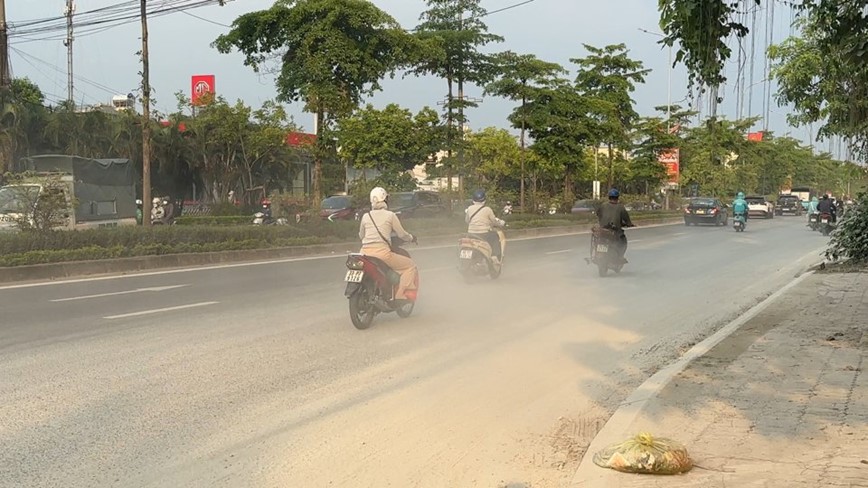 Vi sao bui bay phu trang tren quoc lo 32? - Hinh anh 2