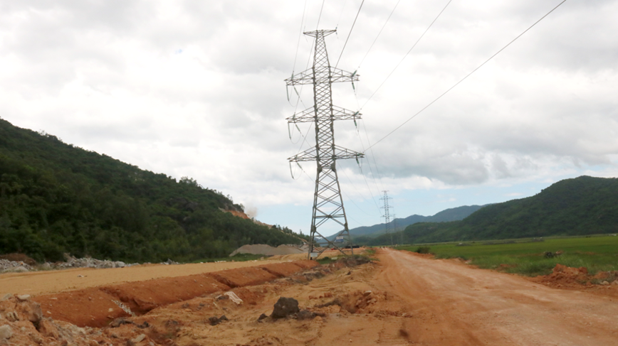 Se chan chinh nha thau cham di doi duong dien tren cao toc Chi Thanh – Van Phong - Hinh anh 1