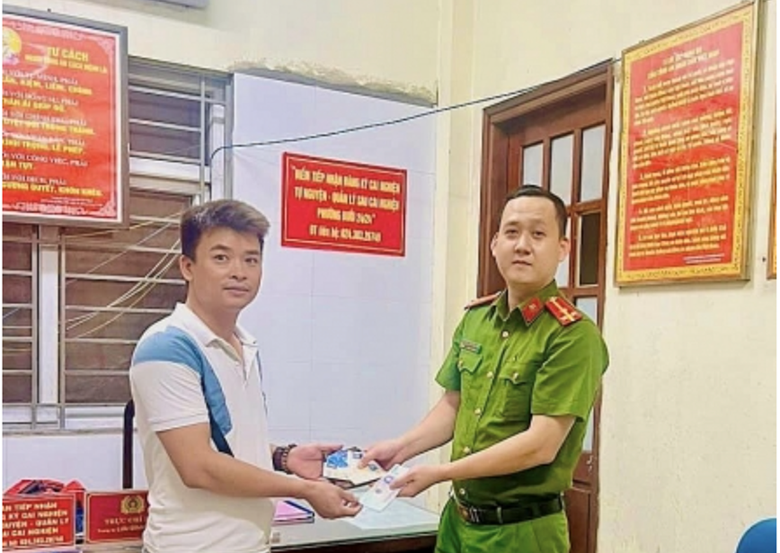 Nhat duoc vi tien tren duong tuan tra, nhanh chong tim nguoi dan trao tra - Hinh anh 1