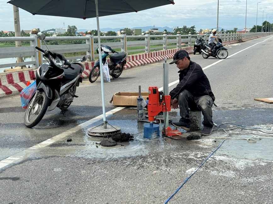 Can canh sua cau giao thong huyet mach tren quoc lo 1A - Hinh anh 2