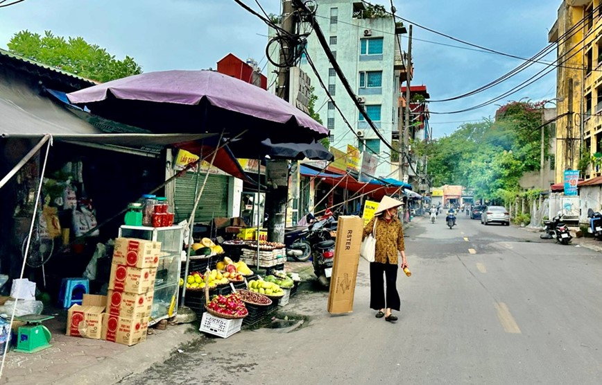 Tran lan vi pham trat tu do thi tren pho Le Van Hien - Hinh anh 3