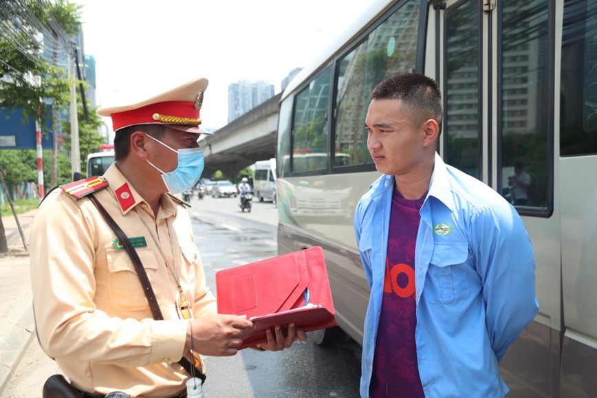 Phan luong xe khach, duy tri trat tu tren duong Pham Hung - Hinh anh 2