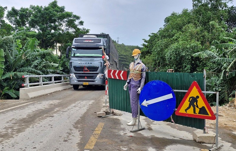 Ha Tinh: khac phuc nhung “diem den” sat lo duong len Cua khau Cau Treo - Hinh anh 5