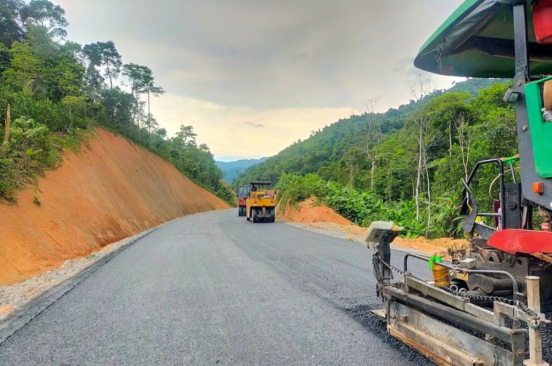 Ha Tinh: khac phuc nhung “diem den” sat lo duong len Cua khau Cau Treo - Hinh anh 6