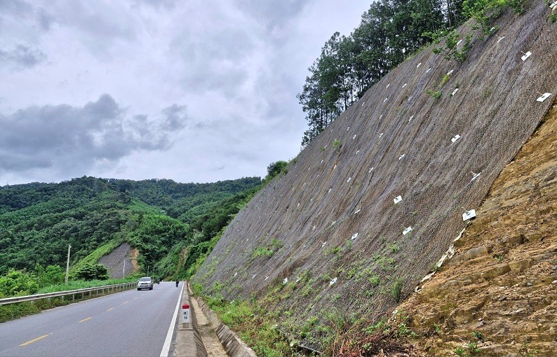 Ha Tinh: khac phuc nhung “diem den” sat lo duong len Cua khau Cau Treo - Hinh anh 1