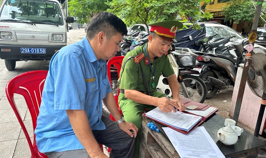 Xu phat Cong ty Ha Dang do trong giu phuong tien sai phep - Hinh anh 2