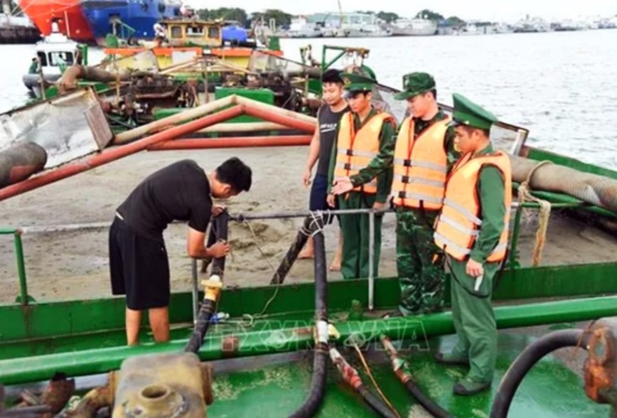 Ba Ria - Vung Tau: Hai doan Bien phong 18 tam giu 2 tau van chuyen cat trai phep - Hinh anh 2