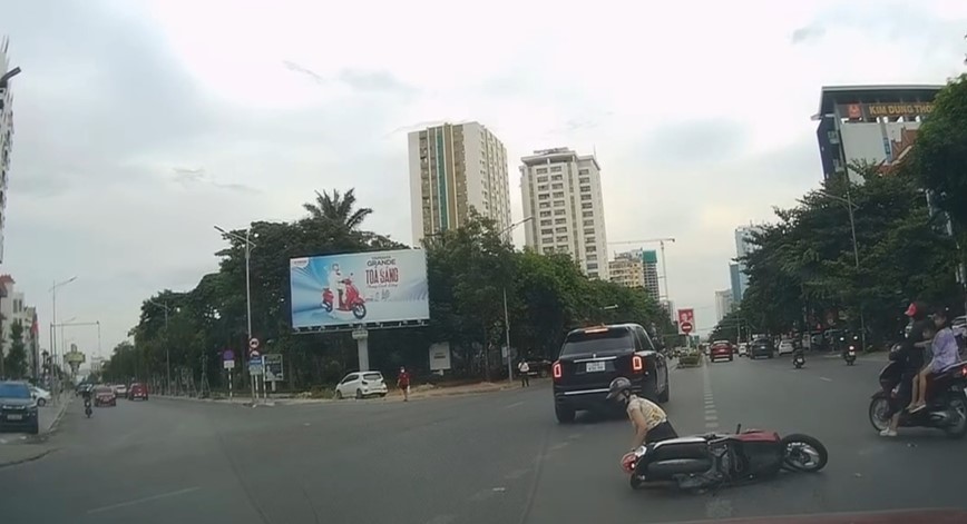 Nghe An: nhieu nguoi bat binh khi tai xe xe Rolls-Royce roi di sau va cham - Hinh anh 2