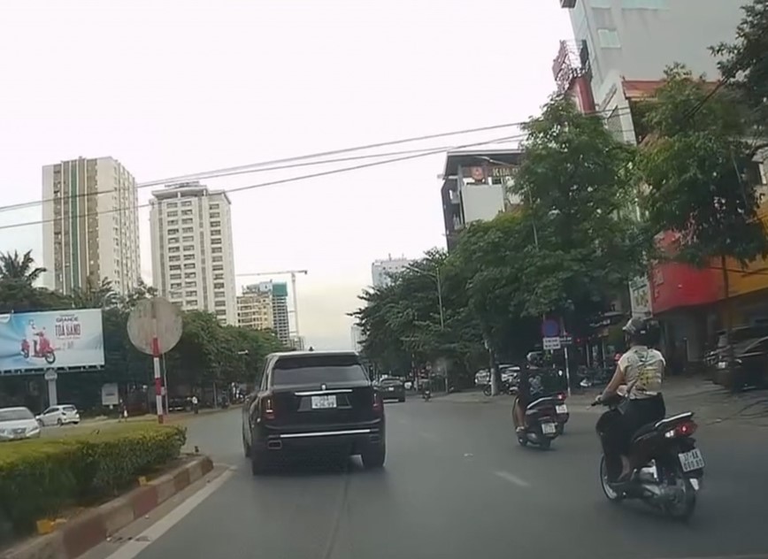 Nghe An: nhieu nguoi bat binh khi tai xe xe Rolls-Royce roi di sau va cham - Hinh anh 1