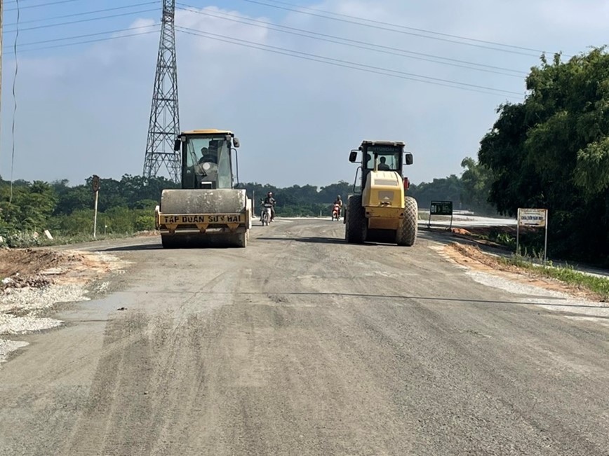 Thi cong 13km duong de song Hong qua huyen Thuong Tin dat 70% khoi luong viec - Hinh anh 3