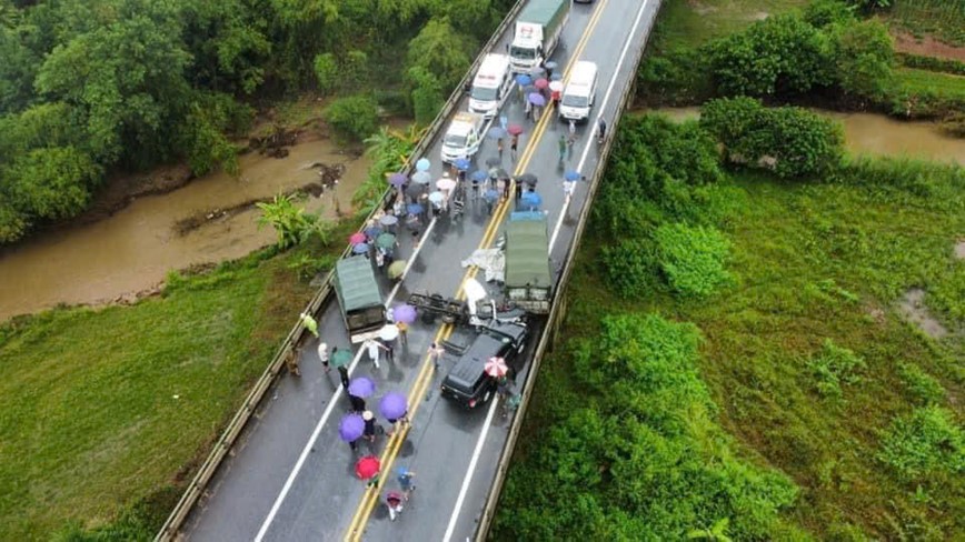 3 o to va cham lien hoan tren cao toc Noi Bai - Lao Cai, 1 tai xe tu vong - Hinh anh 1