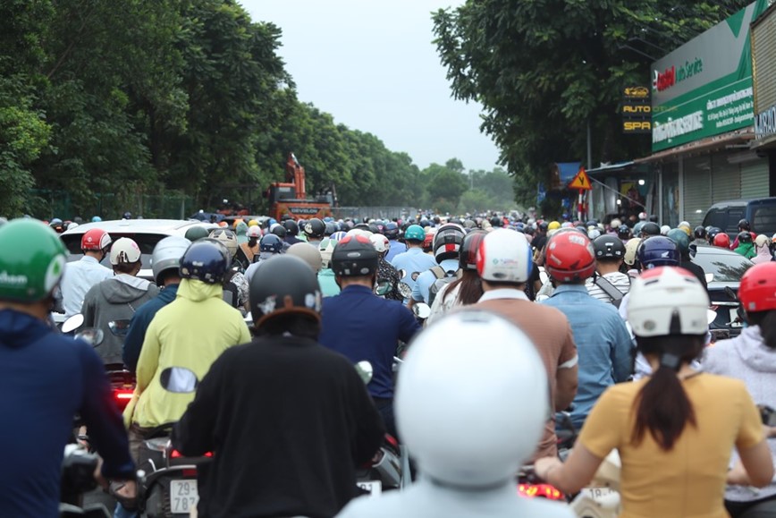 Dan kho vi thi cong duong dien tren Dai lo Thang Long - Hinh anh 10