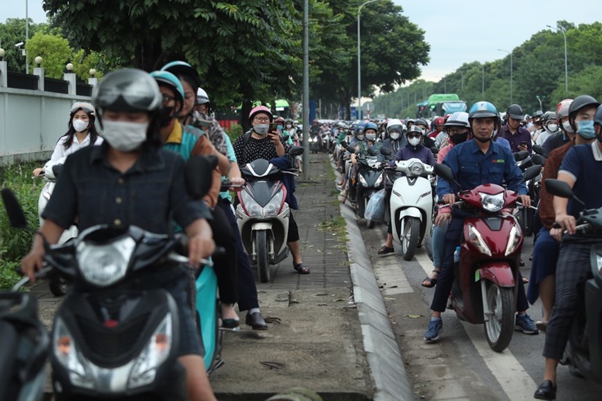 Dan kho vi thi cong duong dien tren Dai lo Thang Long - Hinh anh 9