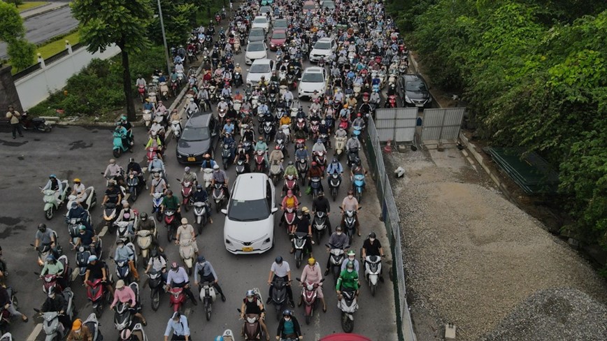 Dan kho vi thi cong duong dien tren Dai lo Thang Long - Hinh anh 1