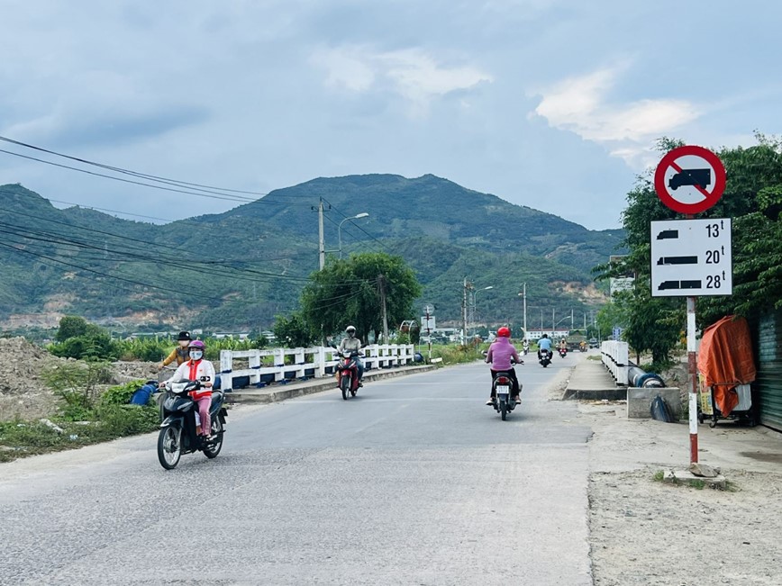 Tang cuong bien phap dam bao an toan giao thong tren QL1A qua Khanh Hoa - Hinh anh 1