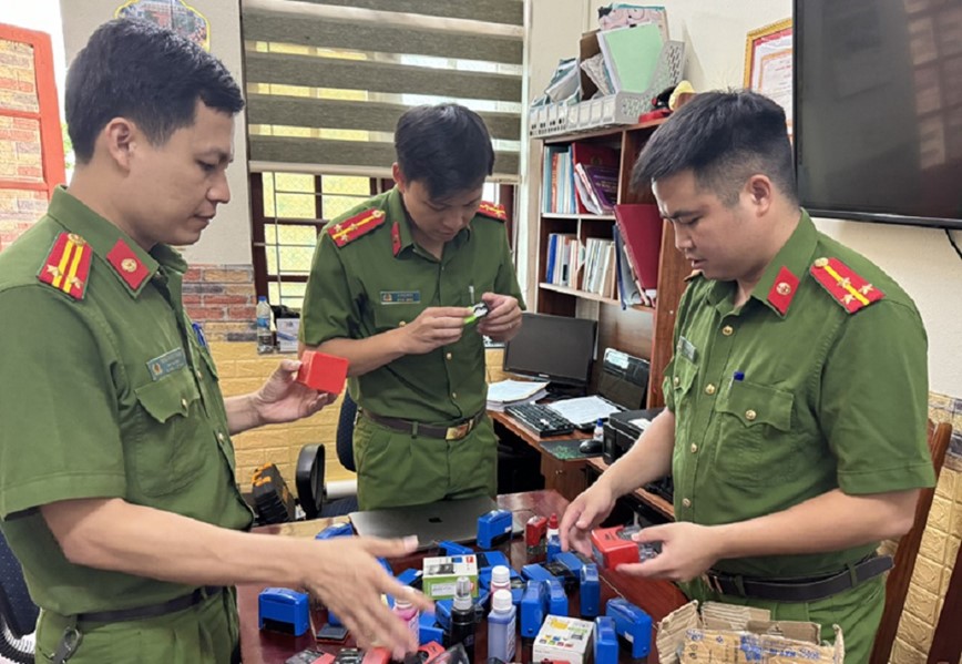 Thanh Hoa: lam gia giay to xe o to the chap ngan hang roi dem ban - Hinh anh 1