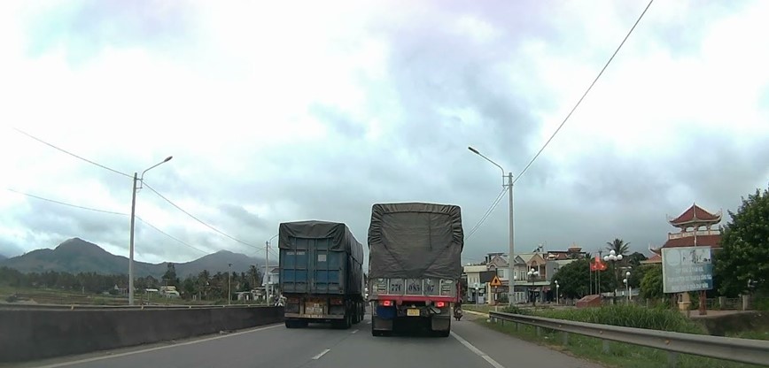 Hoan thanh lap bien bao giam toc do tren QL1 qua Binh Dinh trong nam 2024 - Hinh anh 1